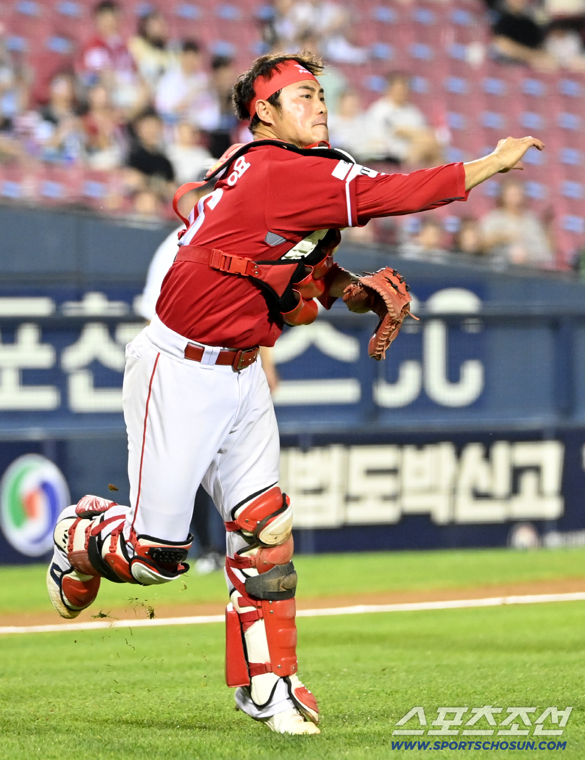 8일 잠실야구장에서 열린 SSG와 두산의 경기, 6회말 무사 2루 이지영이 김민석의 타구를 잡아 1루로 던지고 있다. 김민석은 1루 세이프. 잠실=허상욱 기자 wook@sportschosun.com/2026.07.08/