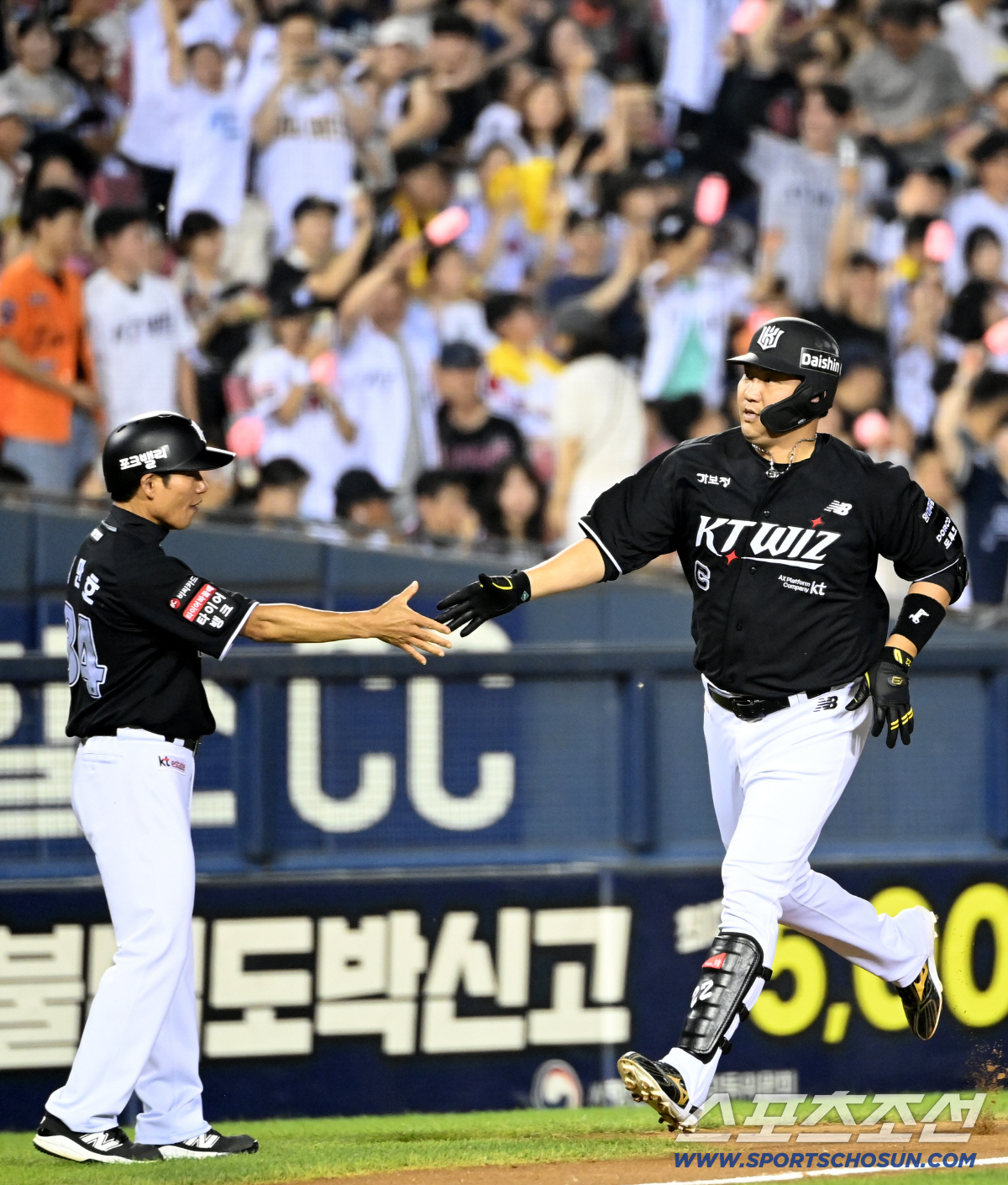 19일 잠실야구장에서 열린 KT와 LG의 경기. 7회말 실점 위기를 넘긴 스기모토가 조대현과 기쁨을 나누고 있다. 잠실=허상욱 기자 wook@sportschosun.com/2026.07.19/