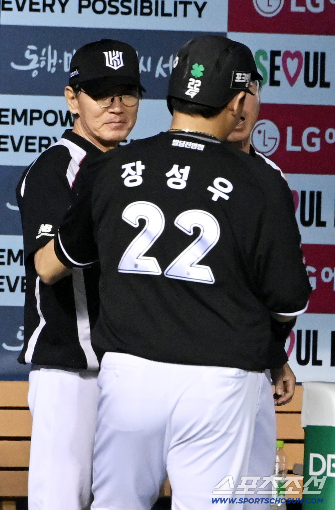 19일 잠실야구장에서 열린 KT와 LG의 경기. 8회초 장성우가 솔로홈런을 치고 이강철 감독과 기쁨을 나누고 있다. 잠실=허상욱 기자 wook@sportschosun.com/2026.07.19/