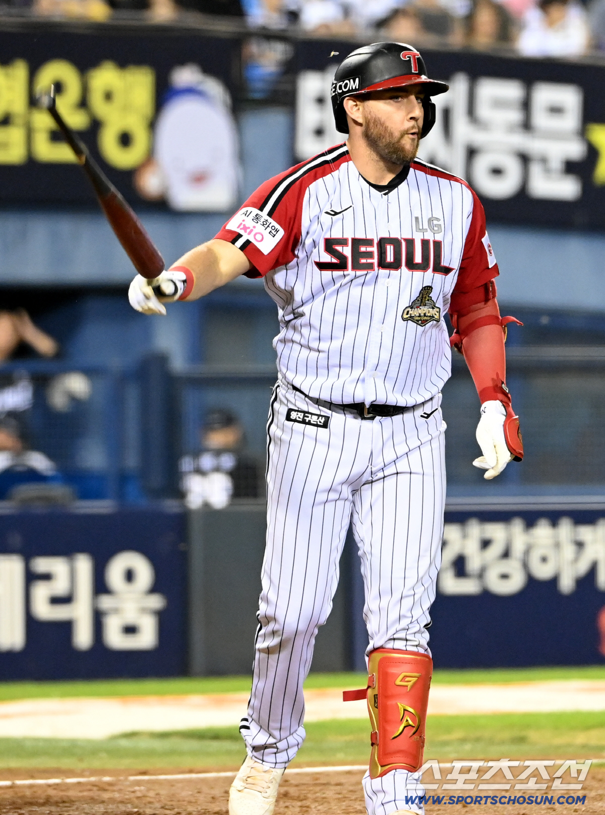 19일 잠실야구장에서 열린 KT와 LG의 경기. 8회말 1사 1루 오스틴이 사구를 맞은 후 배트를 내던지고 있다. 잠실=허상욱 기자 wook@sportschosun.com/2026.07.19/