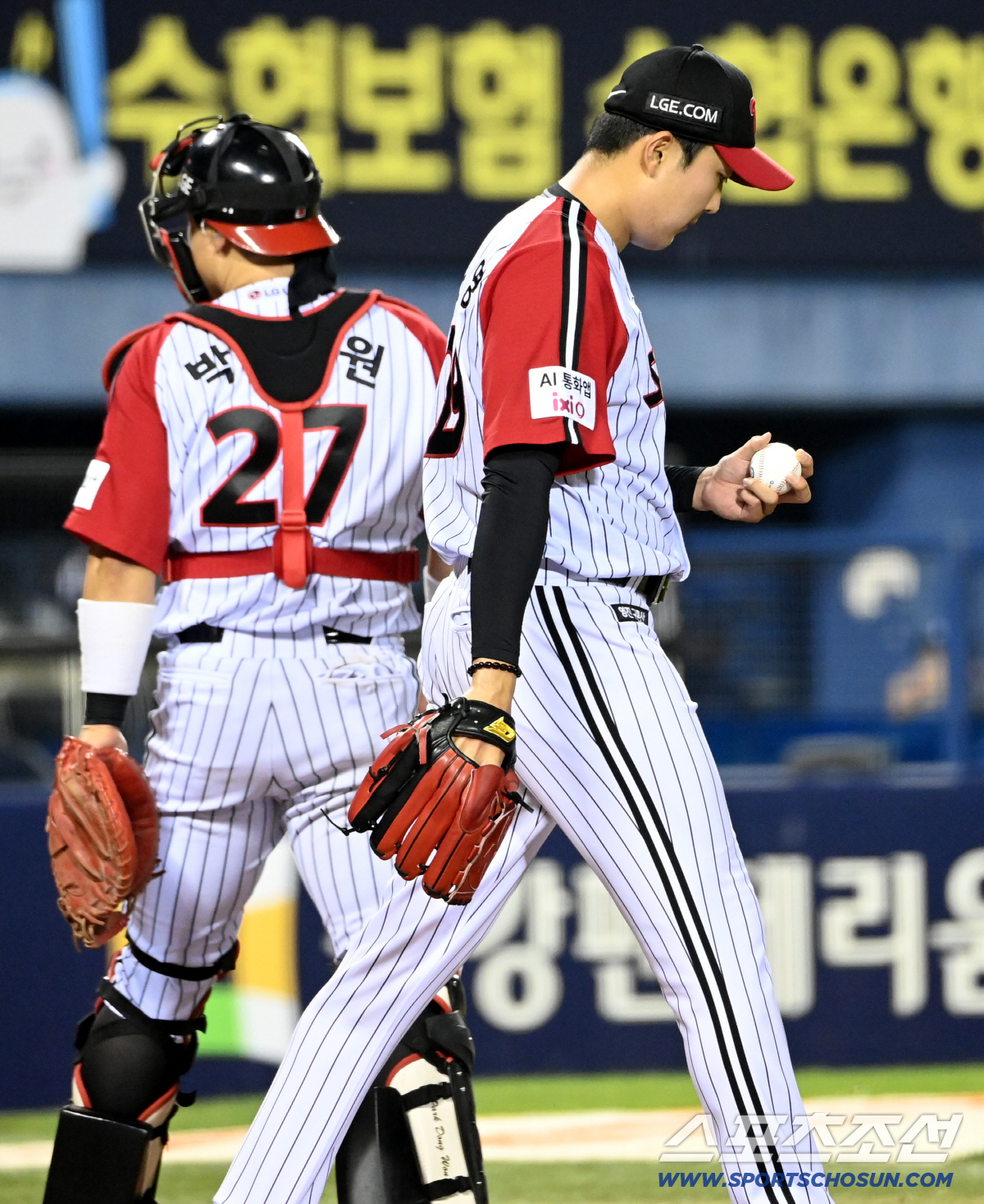 19일 잠실야구장에서 열린 KT와 LG의 경기. 9회초 1사 1,2루 손주영 박동원 배터리가 힐리어드에 1타점 적시타를 내준 뒤 아쉬워하고 있다. 잠실=허상욱 기자 wook@sportschosun.com/2026.07.19/