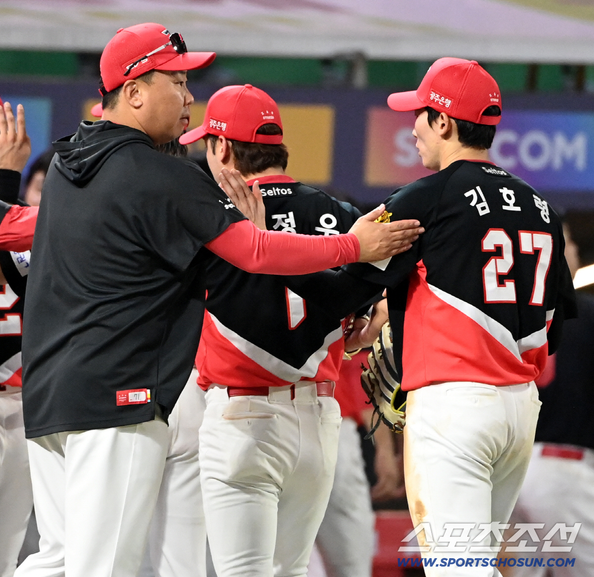 18일 인천SSG랜더스필드에서 열린 KIA와 SSG의 경기. KIA가 12대2로 승리했다. 승리의 기쁨을 나누는 이범호 감독과 김호령의 모습. 인천=허상욱 기자 wook@sportschosun.com/2026.07.18/