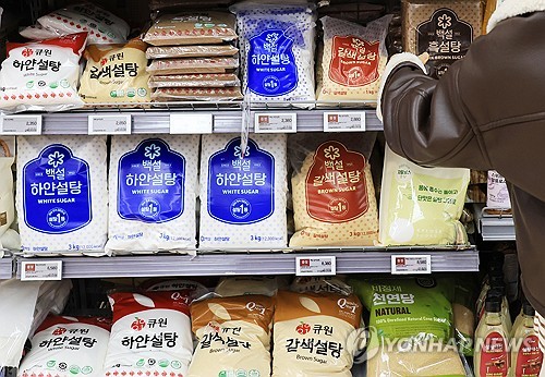 2월 12일 서울시내 한 대형마트에서 이용객이 설탕을 고르고 있다. 이날 공정위는 CJ제일제당·삼양사·대한제당이 사업자 간 거래에서 4년여에 걸쳐 설탕 가격을 담합한 것으로 확인돼 합계 4천83억1천300만원(잠정)의 과징금과 시정명령을 부과하기로 결정했다고 발표했다.[연합뉴스 자료사진]