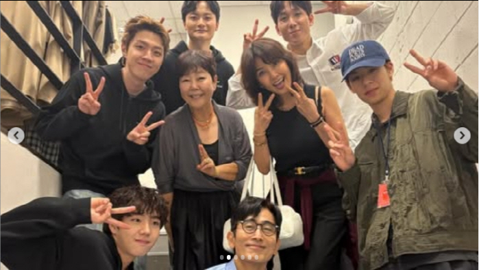 Shin Ae-ra Gets Emotional Watching Cha In-pyo's First Play 'More Exciting Than My Own Play'