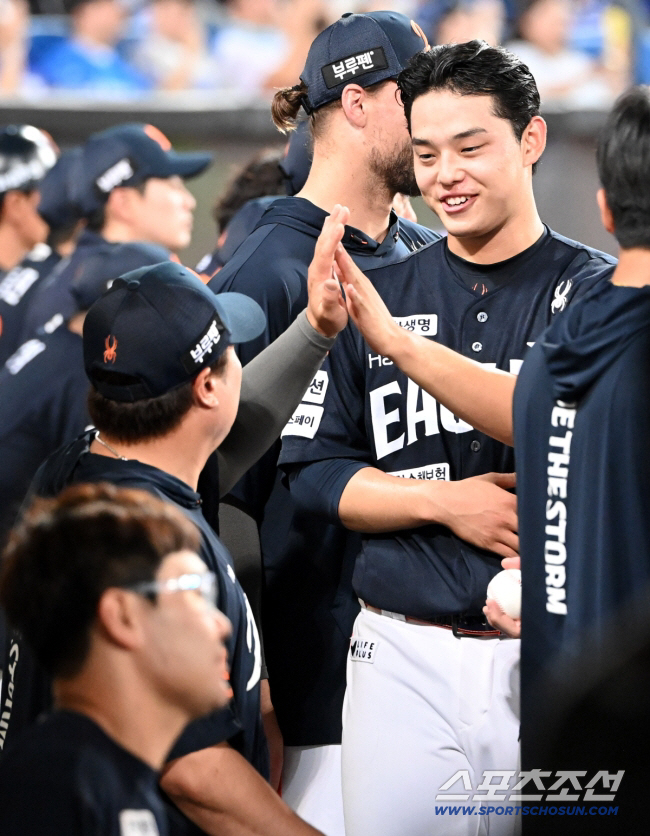 6일 대구 삼성라이온즈파크에서 열린 한화와 삼성의 경기, 7회말 한화 문동주가 교체된 후 류현진과 하이파이브를 나누고 있다. 대구=허상욱 기자 wook@sportschosun.com/2025.09.06/