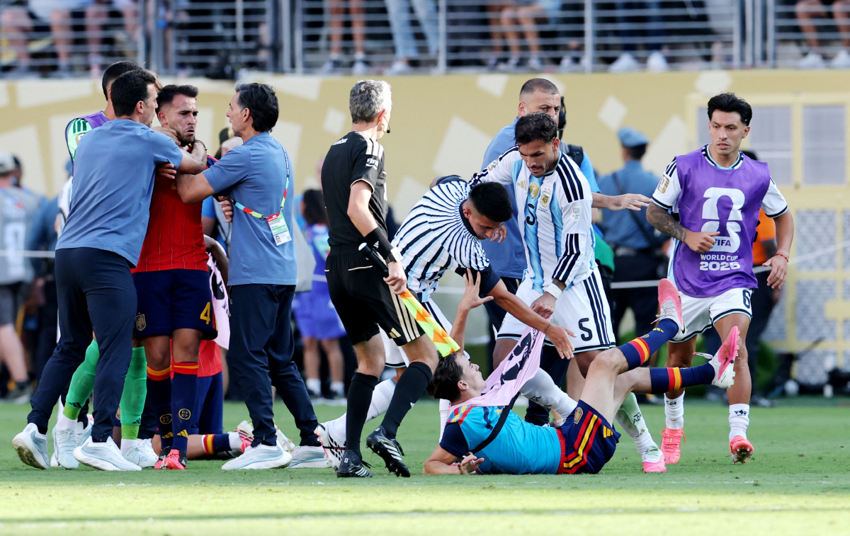 Soccer Football - FIFA World Cup 2026 - Final - Spain v Argentina - New York/New Jersey Stadium, East Rutherford, New Jersey, U.S. - July 19, 2026 Argentina's Leandro Paredes clashes with Spain's Gavi after the match REUTERS/Amanda Perobelli