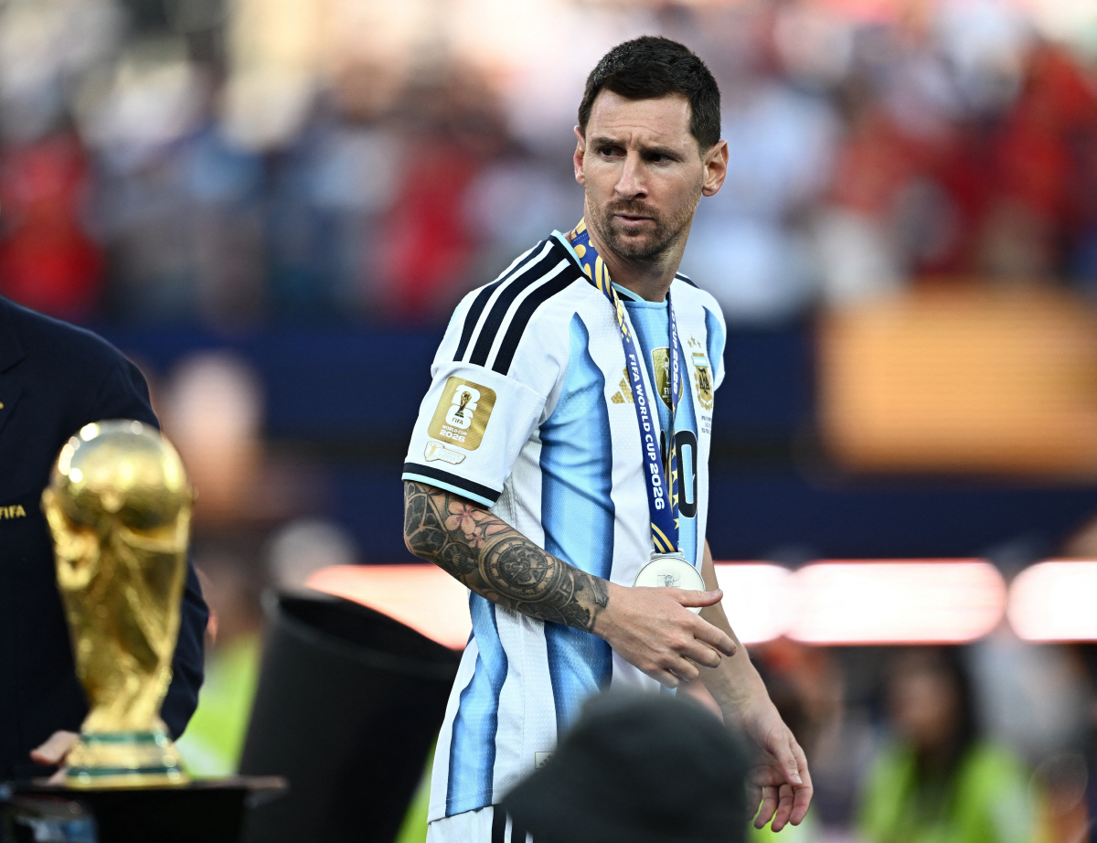Soccer Football - FIFA World Cup 2026 - Final - Spain v Argentina - New York/New Jersey Stadium, East Rutherford, New Jersey, U.S. - July 19, 2026 Argentina's Lionel Messi looks dejected as he walks past the World Cup trophy after losing the World Cup final REUTERS/Dylan Martinez