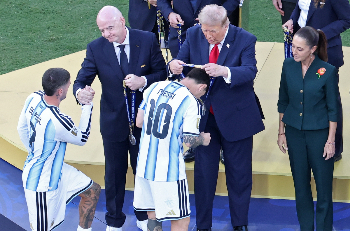 epa13121724 FIFA President Gianni Infantino (back L) and US President Donald Trump (back) put the silver medals on Rodrigo de Paul (L) and Lionel Messi of Argentina during the awards ceremony after the FIFA World Cup 2026 final match Spain against Argentina, in New Jersey, USA, 19 July 2026. EPA/SARAH YENESEL