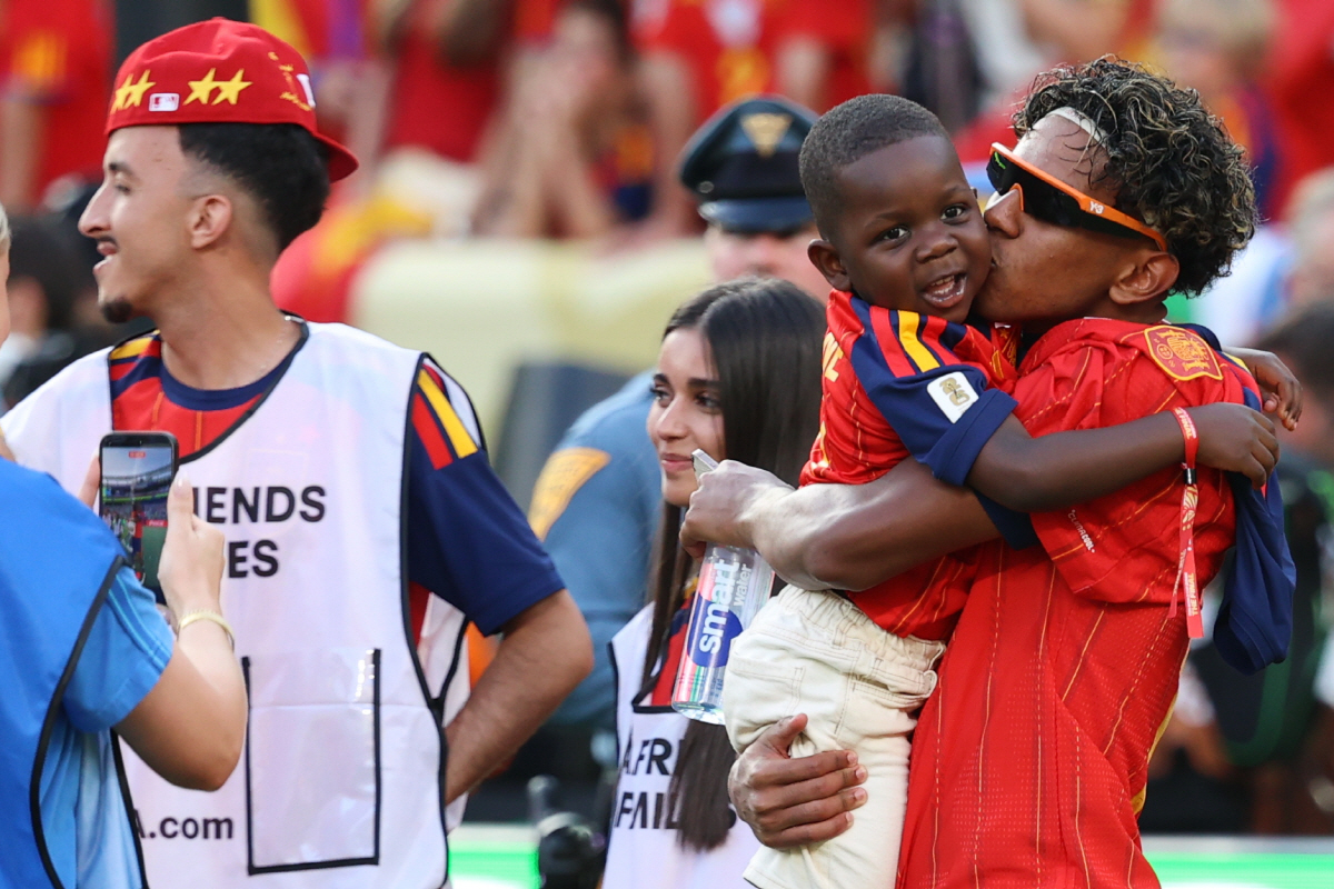 Spain's Lamine Yamal (19) kisses Keyne, his younger brother after Spain win the World Cup final soccer match between Spain and Argentina in East Rutherford, N.J., near New York, Sunday, July 19, 2026. (AP Photo/Pamela Smith)