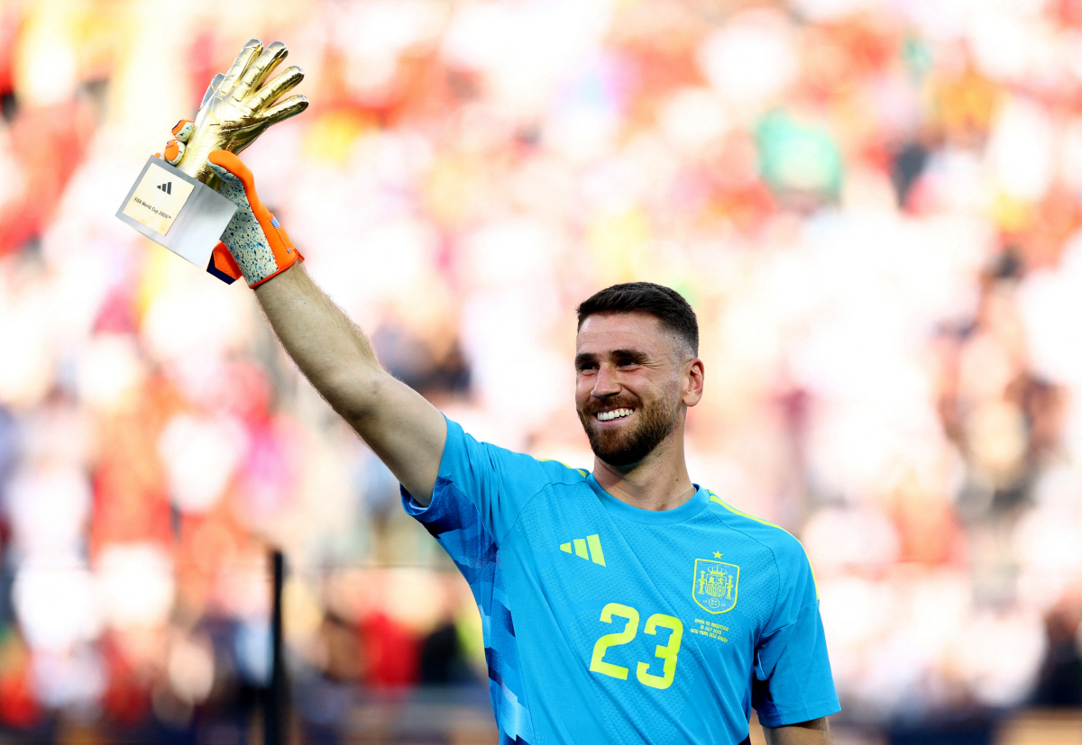 Soccer Football - FIFA World Cup 2026 - Final - Spain v Argentina - New York/New Jersey Stadium, East Rutherford, New Jersey, U.S. - July 19, 2026 Spain's Unai Simon celebrates after winning the Golden glove award REUTERS/Kai Pfaffenbach