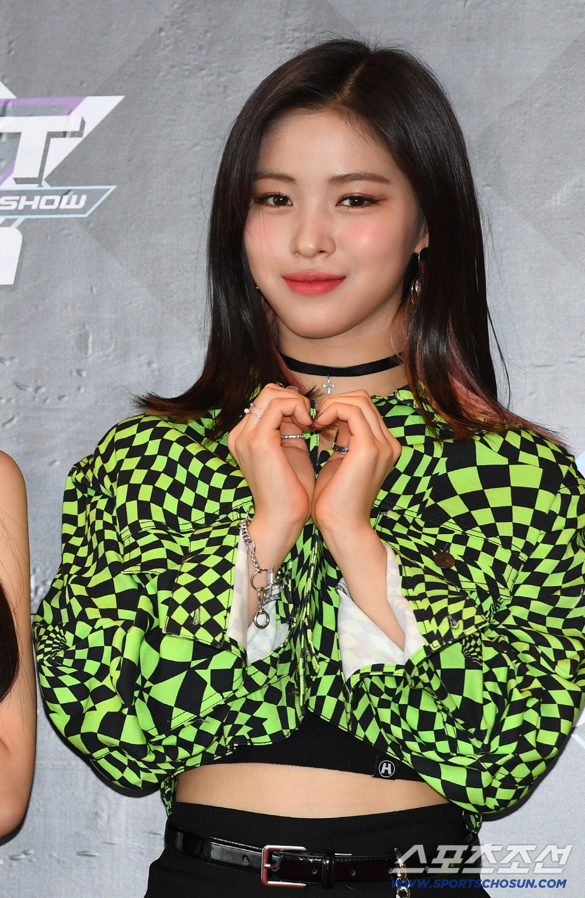 The Tragedy of the Jumpsuit: ITZY's Ryu Jin Puts Her Hand Inside Her Pants... "I Can See Why It Could Be Misunderstood"