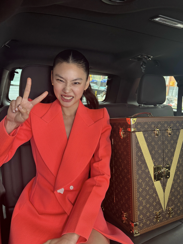 Jung Ho-yeon rides the success of 2 million-viewer film 'Hope' to the FIFA World Cup closing ceremony trophy trunk ceremony