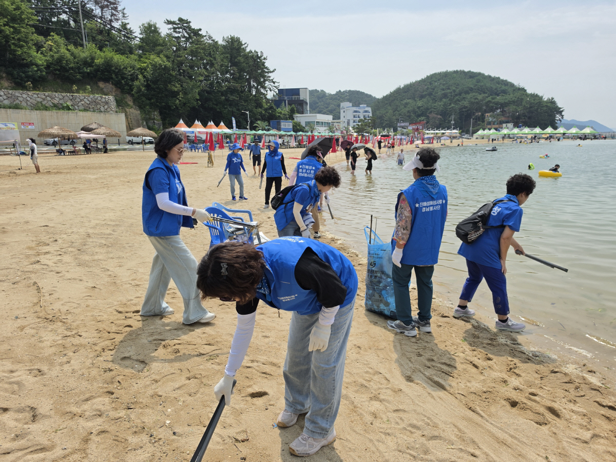 Scene from the environmental cleanup and safety inspection at Gwangam Beach (Photo courtesy of Haeseong Sarang Gyeongnam Volunteer Group)