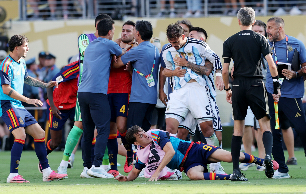 Soccer Football - FIFA World Cup 2026 - Final - Spain v Argentina - New York/New Jersey Stadium, East Rutherford, New Jersey, U.S. - July 19, 2026 Argentina's Leandro Paredes clashes with Spain's Gavi as Argentina coach Lionel Scaloni and coaching staff clash with Spain's Eric Garcia after the match REUTERS/Amanda Perobelli