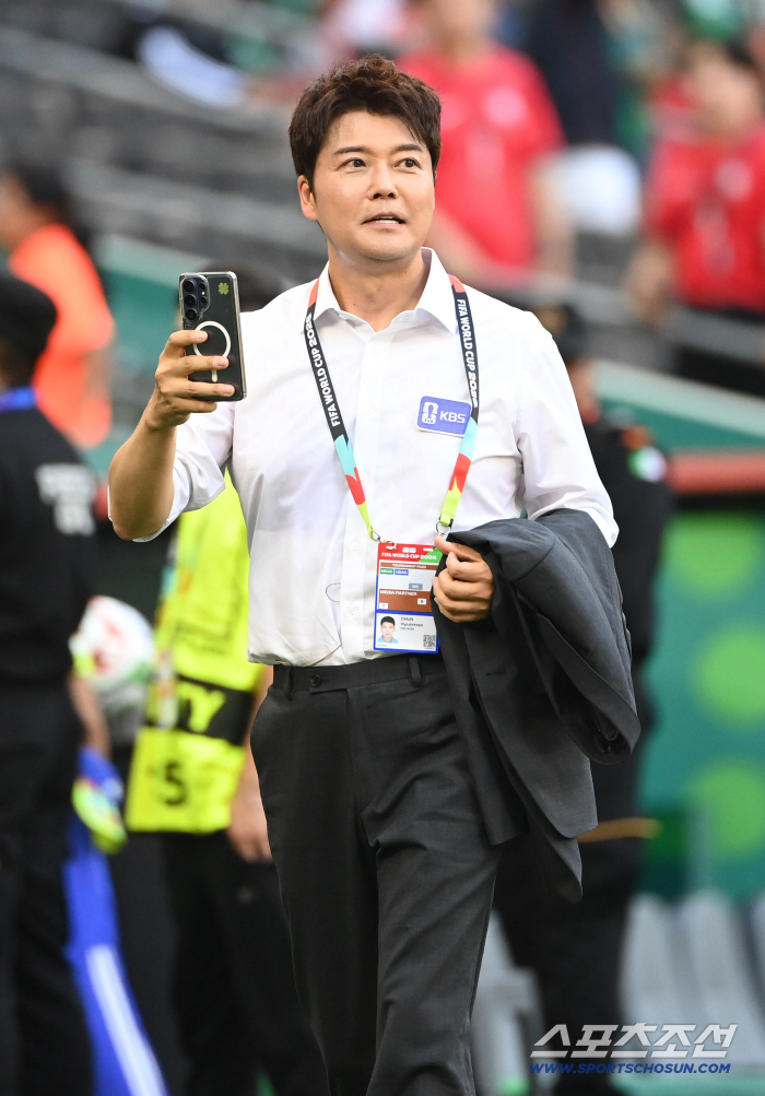 [SC줌人]"공부하면 비로소 보인다"…전현무, '스페인 우승·체코전 스코어' 다 맞힌 신입 캐스터