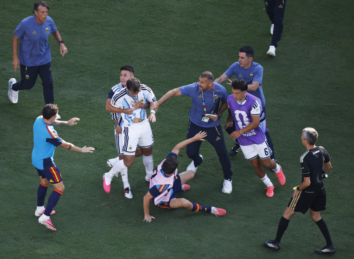 Soccer Football - FIFA World Cup 2026 - Final - Spain v Argentina - New York/New Jersey Stadium, East Rutherford, New Jersey, U.S. - July 19, 2026 Argentina's Leandro Paredes clashes with Spain's Gavi as assistant coach Walter Samuel and Argentina's Lisandro Martinez look on REUTERS/Brian Snyder