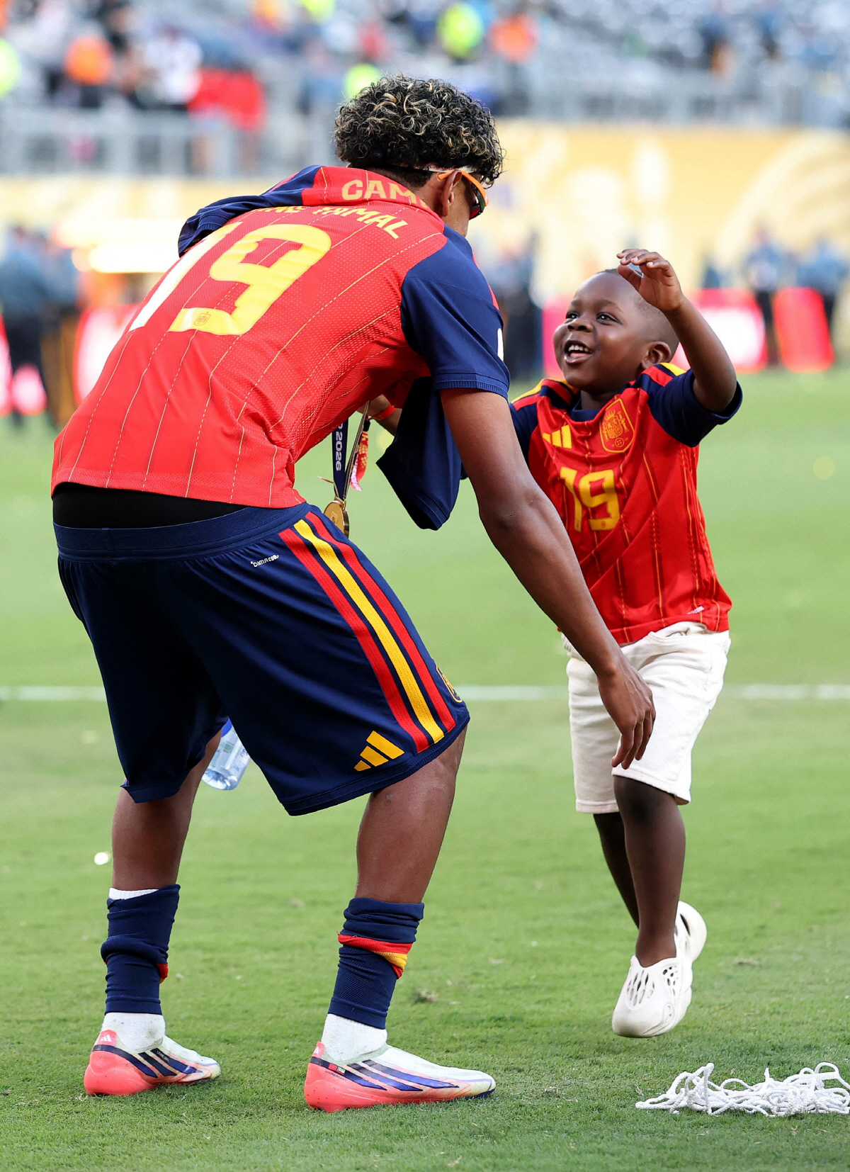 EAST RUTHERFORD, NEW JERSEY - JULY 19: Lamine Yamal #19 of Spain celebrates with his little brother Keyne after the team's victory following the FIFA World Cup 2026 Final match between Spain and Argentina at New York New Jersey Stadium on July 19, 2026 in East Rutherford, New Jersey. Justin Setterfield/Getty Images/AFP (Photo by Justin Setterfield / GETTY IMAGES NORTH AMERICA / Getty Images via AFP)