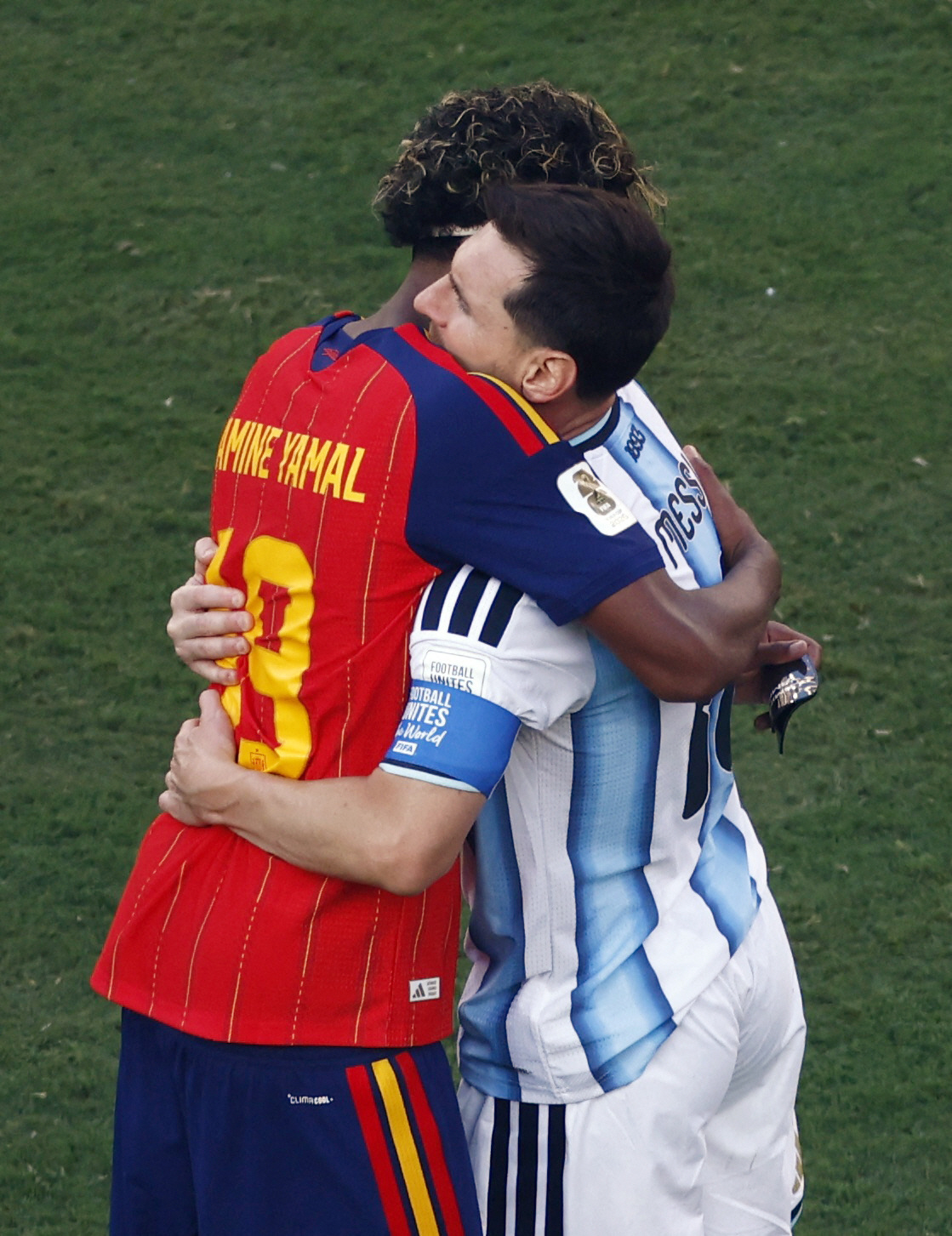 Soccer Football - FIFA World Cup 2026 - Final - Spain v Argentina - New York/New Jersey Stadium, East Rutherford, New Jersey, U.S. - July 19, 2026 Spain's Lamine Yamal hugs Argentina's Lionel Messi after the match REUTERS/Jeenah Moon