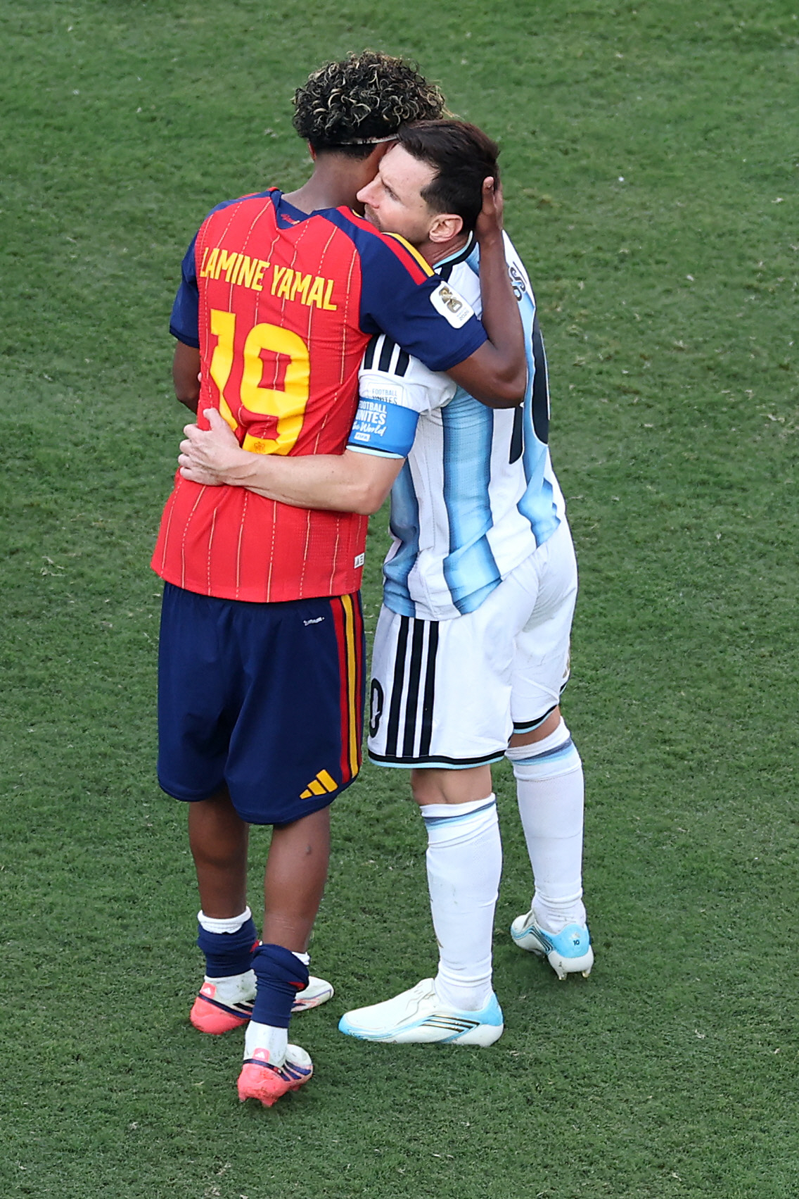 EAST RUTHERFORD, NEW JERSEY - JULY 19: Lamine Yamal #19 of Spain is congratulated by Lionel Messi #10 of Argentina after the 1-0 win during the FIFA World Cup 2026 Final match between Spain and Argentina at New York New Jersey Stadium on July 19, 2026 in East Rutherford, New Jersey. Florencia Tan Jun/Getty Images/AFP (Photo by Florencia Tan Jun / GETTY IMAGES NORTH AMERICA / Getty Images via AFP)
