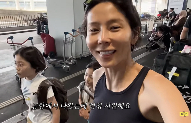 'My Q' Kim Na-young keeps long sleeves and pants on in 104-degree Paris heat... 'The weather has turned cold'