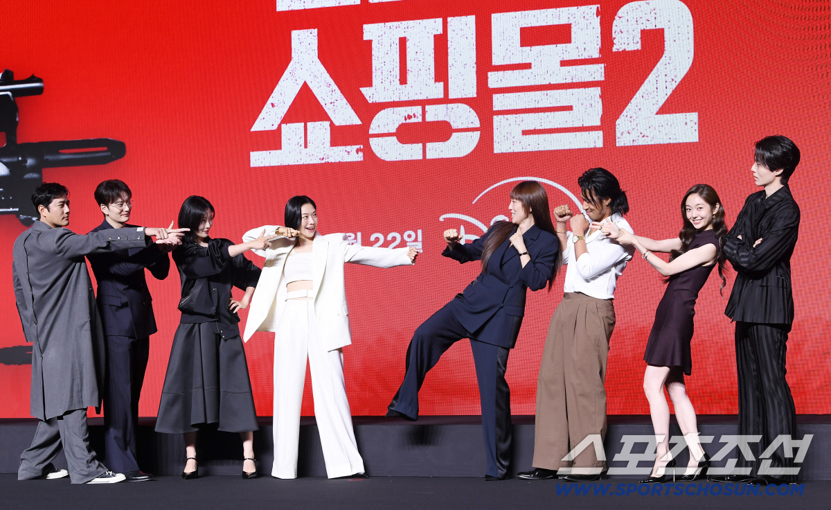 디즈니플러스 '킬러들의 쇼핑몰2' 제작발표회가 20일 오전 서울 영등포 콘래드호텔에서 열렸다. 조한선, 오카다 마사키, 현리, 정윤하, 금해나, 김민, 김혜준, 이동욱(왼쪽부터)이 두 팀으로 나눠 대결 포즈를 취하고 있다. 정재근 기자 cjg@sportschosun.com/2026.7.20/