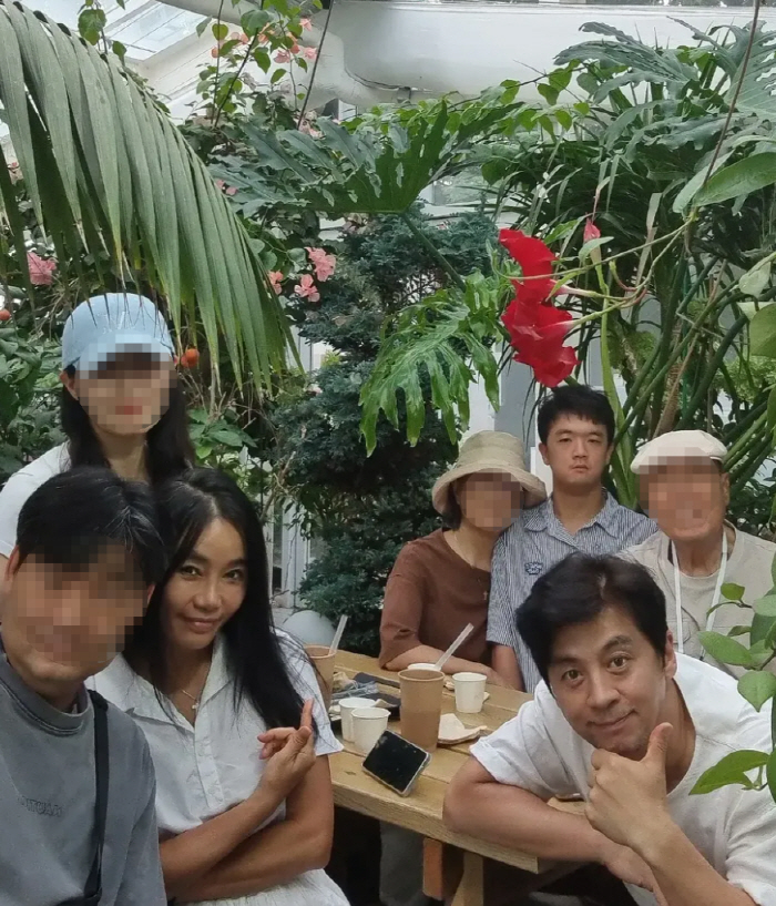 Kwon Oh-joong, '6 Years His Senior♥', Shares Family Photo with Son with Developmental Disability 'Grateful and Happy to Be Together'
