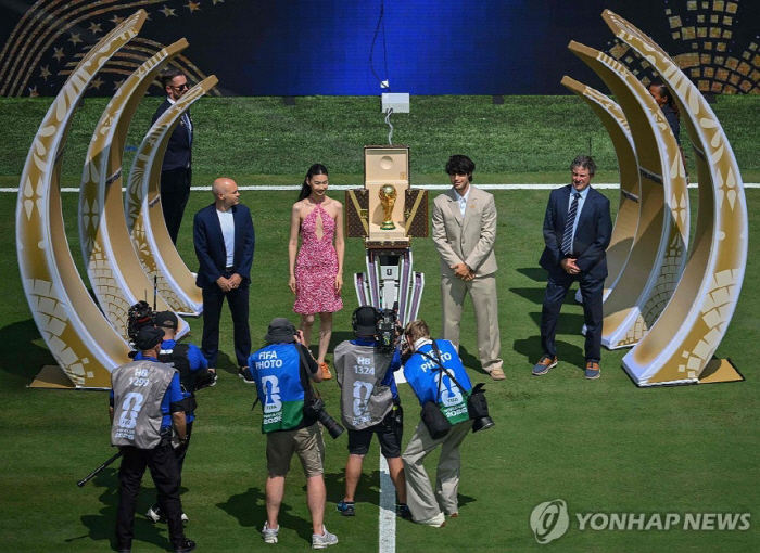 정호연이 왜 거기서 나와…월드컵 결승전 한가운데 우승 트로피 깜짝 공개
