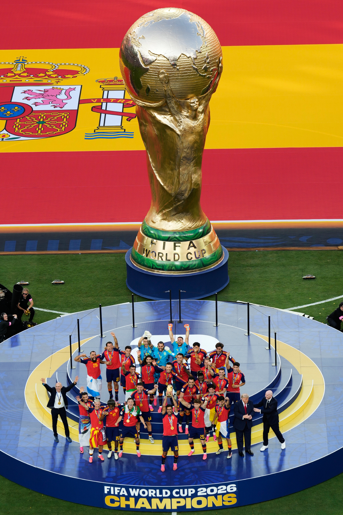 Spain's Rodri (16) lifts the trophy as Spain celebrates along side President Donald J. Trump and FIFA President Gianni Infantino, right, after winning the World Cup final soccer match between Spain and Argentina in East Rutherford, N.J., near New York, Sunday, July 19, 2026.(AP Photo/Seth Wenig)