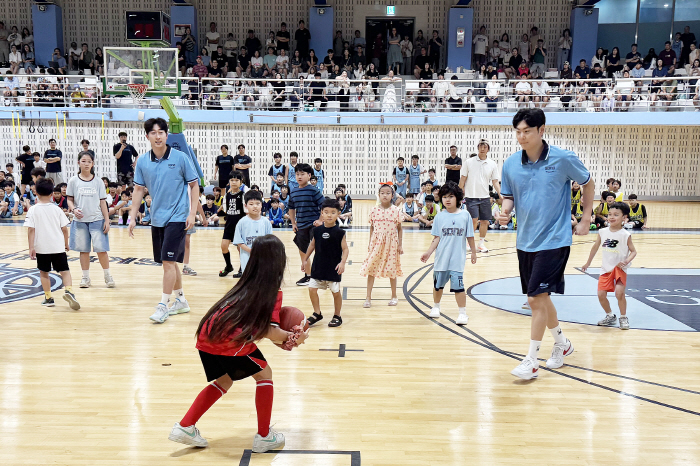 '프로선수들과 농구 체험 신나요"고양 소노 '농구 페스티벌' 성황리 개최…지역 유소년, 가족 등 400여명+다양한 이벤트, 체험도 즐겨