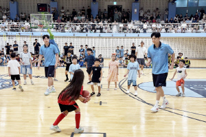 '프로선수들과 농구 체험 신나요"고양 소노 '농구 페스티벌' 성황리 개최…지역 유소년, 가족 등 400여명+다양한 이벤트, 체험도 즐겨