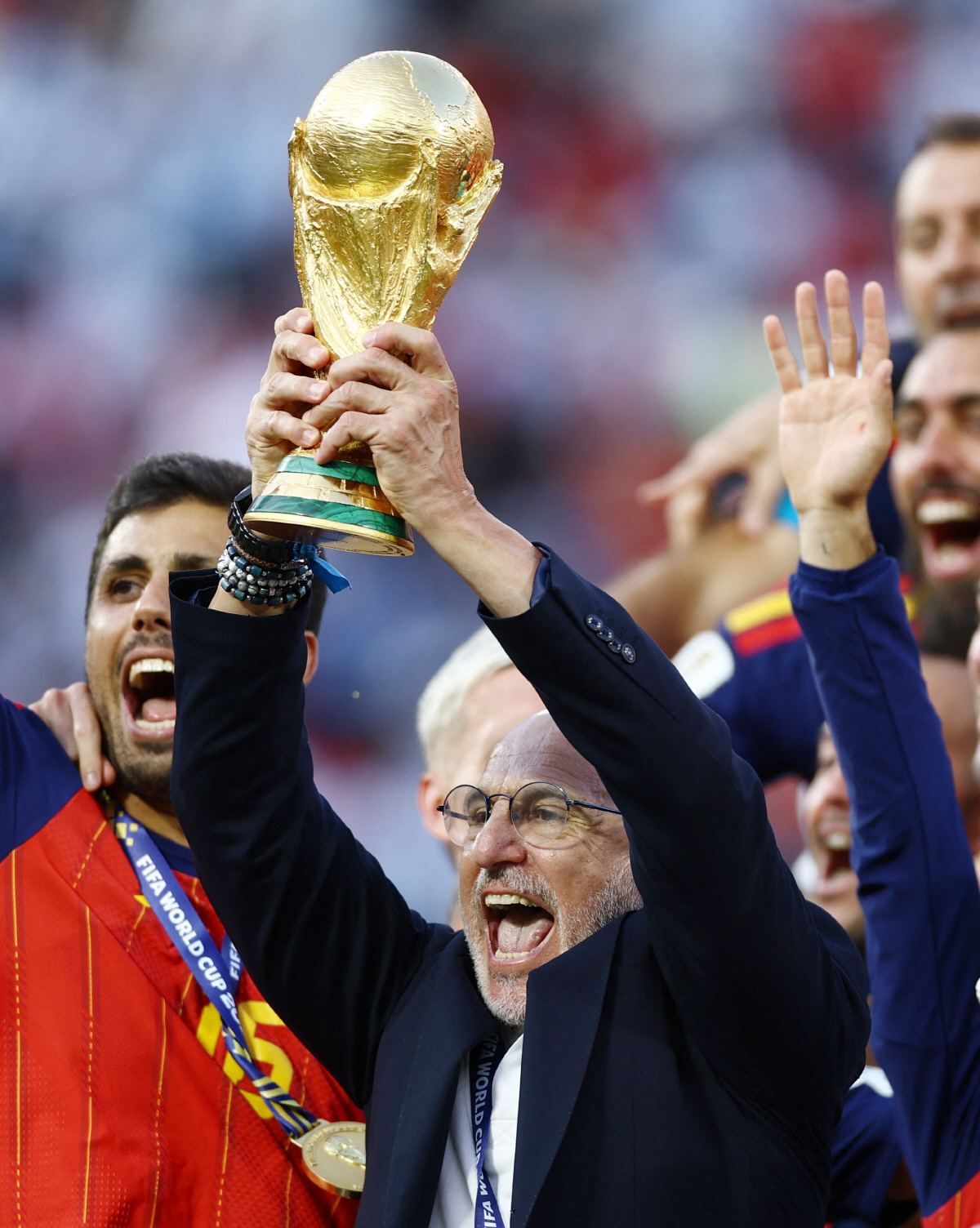 Soccer Football - FIFA World Cup 2026 - Final - Spain v Argentina - New York/New Jersey Stadium, East Rutherford, New Jersey, U.S. - July 19, 2026 Spain coach Luis de la Fuente lifts the World Cup trophy as they celebrate winning the World Cup REUTERS/Lee Smith
