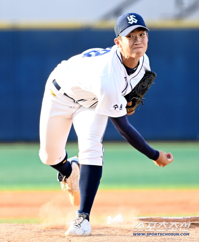 제77회 청룡기 전국고교야구선수권 대회 결승전 충암고와 유신고의 경기가 25일 목동야구장에서 열렸다. 유신고 선발투수 이기창이 역투하고 있다. 목동=허상욱 기자 wook@sportschosun.com/2022.07.25/