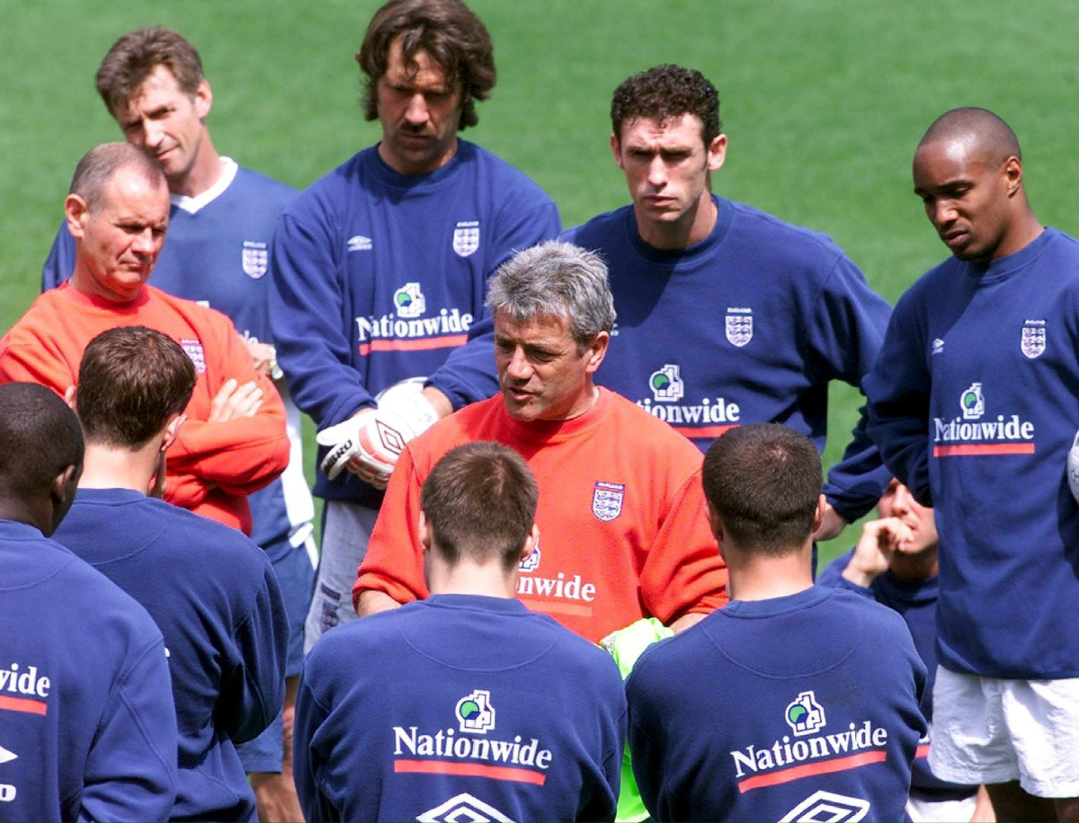 epa13123116 (FILE) - England coach Kevin Keegan gives instructions to his team during a training session for the Euro 2000 in Spa, Belgium, 14 June 2000 (re-issued 20 July 2026). Former Enngland player and manager died at the age of 75, according to a family statement on 20 July 2026. EPA/Pascal George *** Local Caption *** 99338326