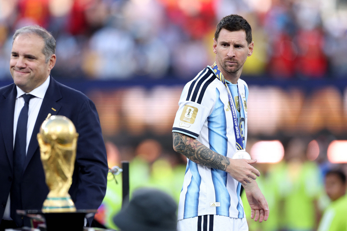 EAST RUTHERFORD, NEW JERSEY - JULY 19: Lionel Messi #10 of Argentina looks at the World Cup trophy after losing the FIFA World Cup 2026 Final match between Winner Spain and Argentina at New York New Jersey Stadium on July 19, 2026 in East Rutherford, New Jersey. Justin Setterfield/Getty Images/AFP (Photo by Justin Setterfield / GETTY IMAGES NORTH AMERICA / Getty Images via AFP)