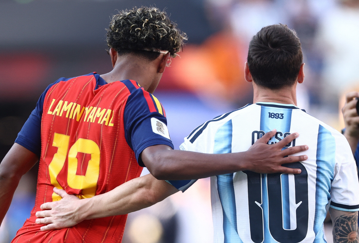 Soccer Football - FIFA World Cup 2026 - Final - Spain v Argentina - New York/New Jersey Stadium, East Rutherford, New Jersey, U.S. - July 19, 2026 Spain's Lamine Yamal with Argentina's Lionel Messi after the match REUTERS/Lee Smith