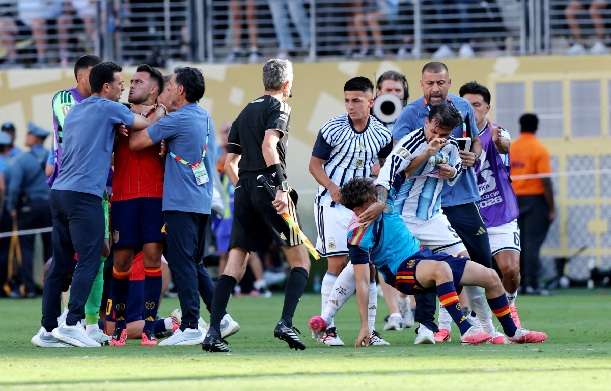 Soccer Football - FIFA World Cup 2026 - Final - Spain v Argentina - New York/New Jersey Stadium, East Rutherford, New Jersey, U.S. - July 19, 2026 Argentina's Leandro Paredes clashes with Spain's Gavi after the match REUTERS/Amanda Perobelli