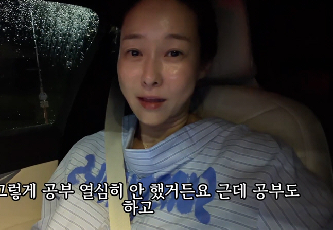 Hyun Young's Daughter Is Already 173 cm Tall at 15... 'She's Pretty, and She's Good at Sports and Studying Too'
