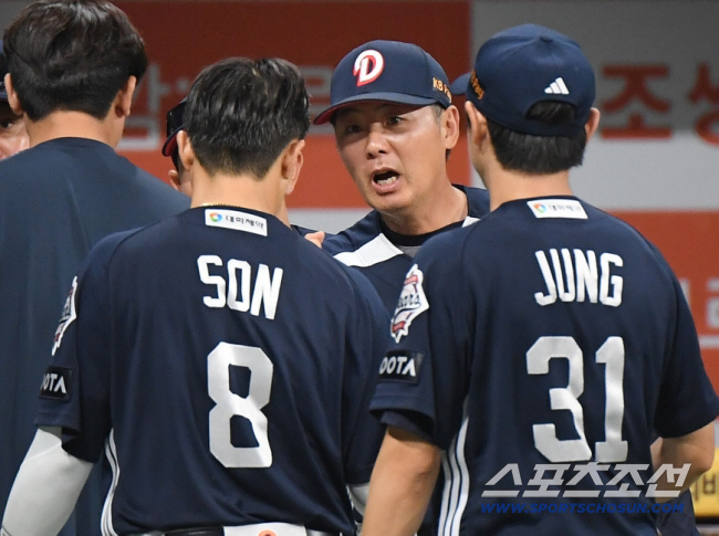 5일 서울 고척스카이돔에서 열린 두산 베어스와 키움 히어로즈의 경기. 두산이 6대1로 승리한 가운데 김원형 감독이 안타를 친 손아섭을 맞이하고 있다. 고척=정재근 기자 cjg@sportschosun.com/2026.7.5/