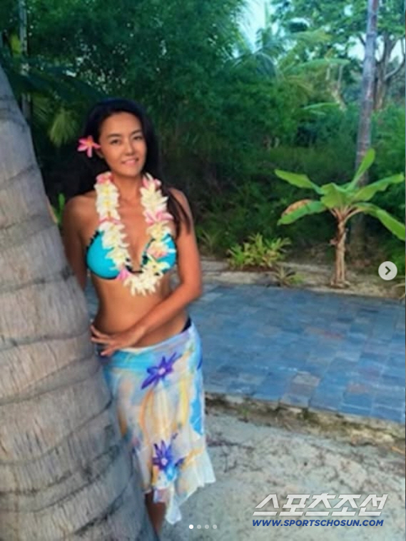 Is That Really Sohn Mina?... Her Bronze Bikini Shines Under Tahiti Palm Trees in an Unreal Color Palette