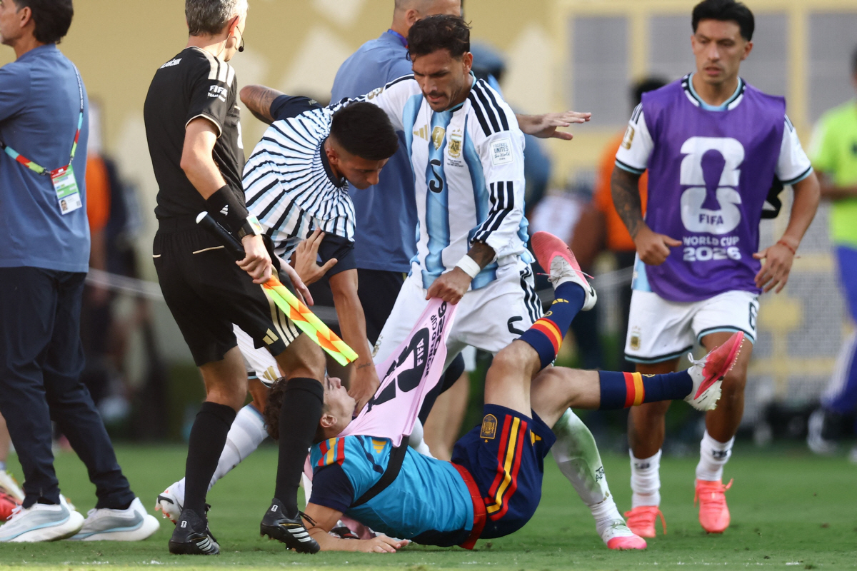 Argentina's midfielder #05 Leandro Paredes (top) clashes with Spain's midfielder #09 Gavi during the 2026 World Cup football tournament final match between Spain and Argentina at the New York/New Jersey Stadium in East Rutherford on July 19, 2026. (Photo by CHARLY TRIBALLEAU / AFP)