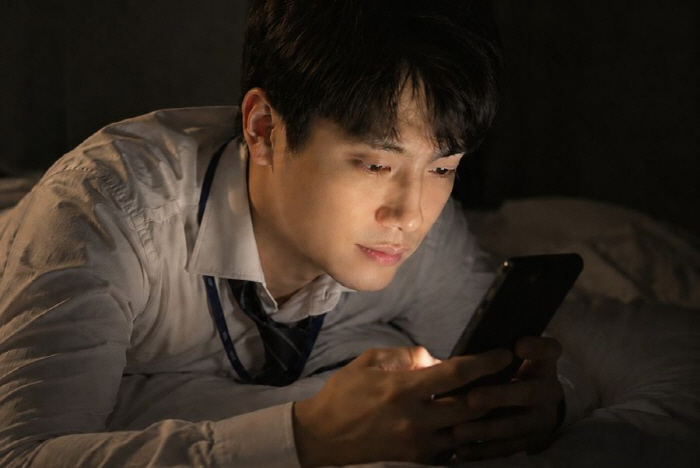 Using a Smartphone While Lying Face Down in a Dark Place Can Raise Eye Pressure