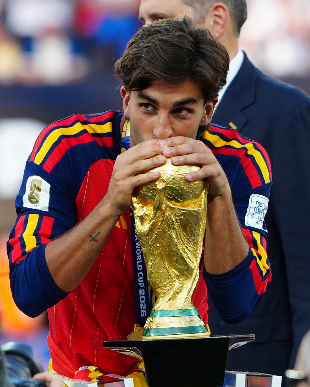 (260720) -- NEW JERSEY, July 20, 2026 (Xinhua) -- Ferran Torres of Spain kisses the trophy during the awarding ceremony after the final match between Spain and Argentina at the 2026 FIFA World Cup at the New York New Jersey Stadium, the United States, July 19, 2026. (Xinhua/Jia Haocheng)