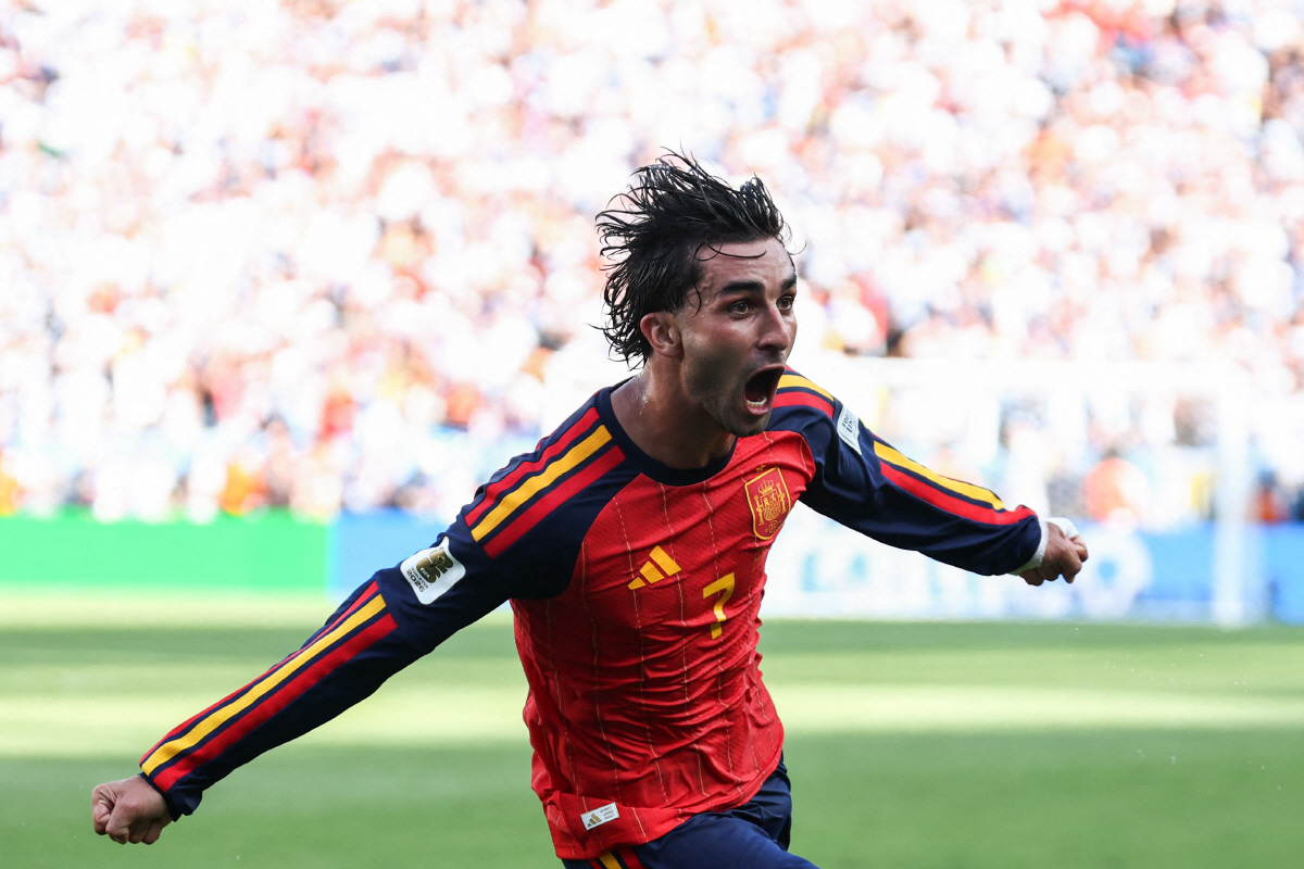 TOPSHOT - Spain's forward #07 Ferran Torres celebrates scoring his team's first goal during the 2026 World Cup football tournament final match between Spain and Argentina at the New York/New Jersey Stadium in East Rutherford on July 19, 2026. (Photo by FRANCK FIFE / AFP)←