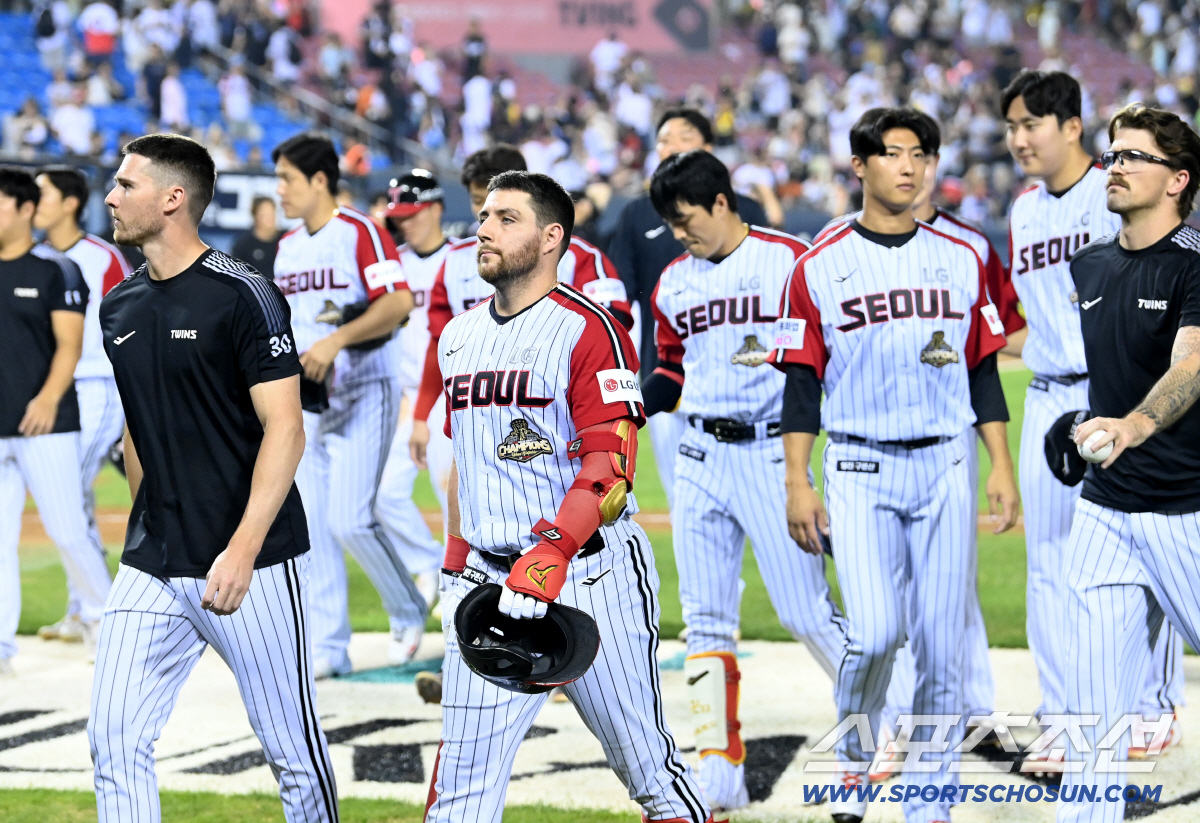 19일 잠실야구장에서 열린 KT와 LG의 경기. KT가 4대1로 승리하며 7연승을 달렸다. 경기를 끝낸 후 아쉬운 발걸음을 옮기는 LG 선수들의 모습. 잠실=허상욱 기자 wook@sportschosun.com/2026.07.19/