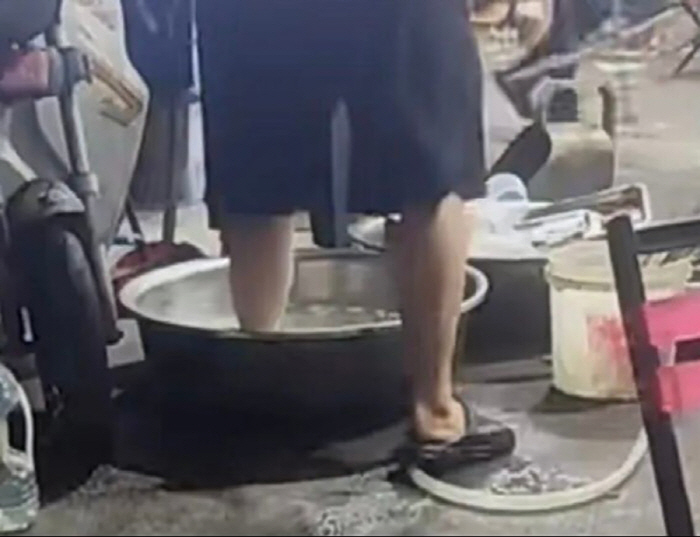 'Wash Your Feet in the Basin Used to Rinse Vegetables'... Video of Famous Restaurant Employee Sparks Shock