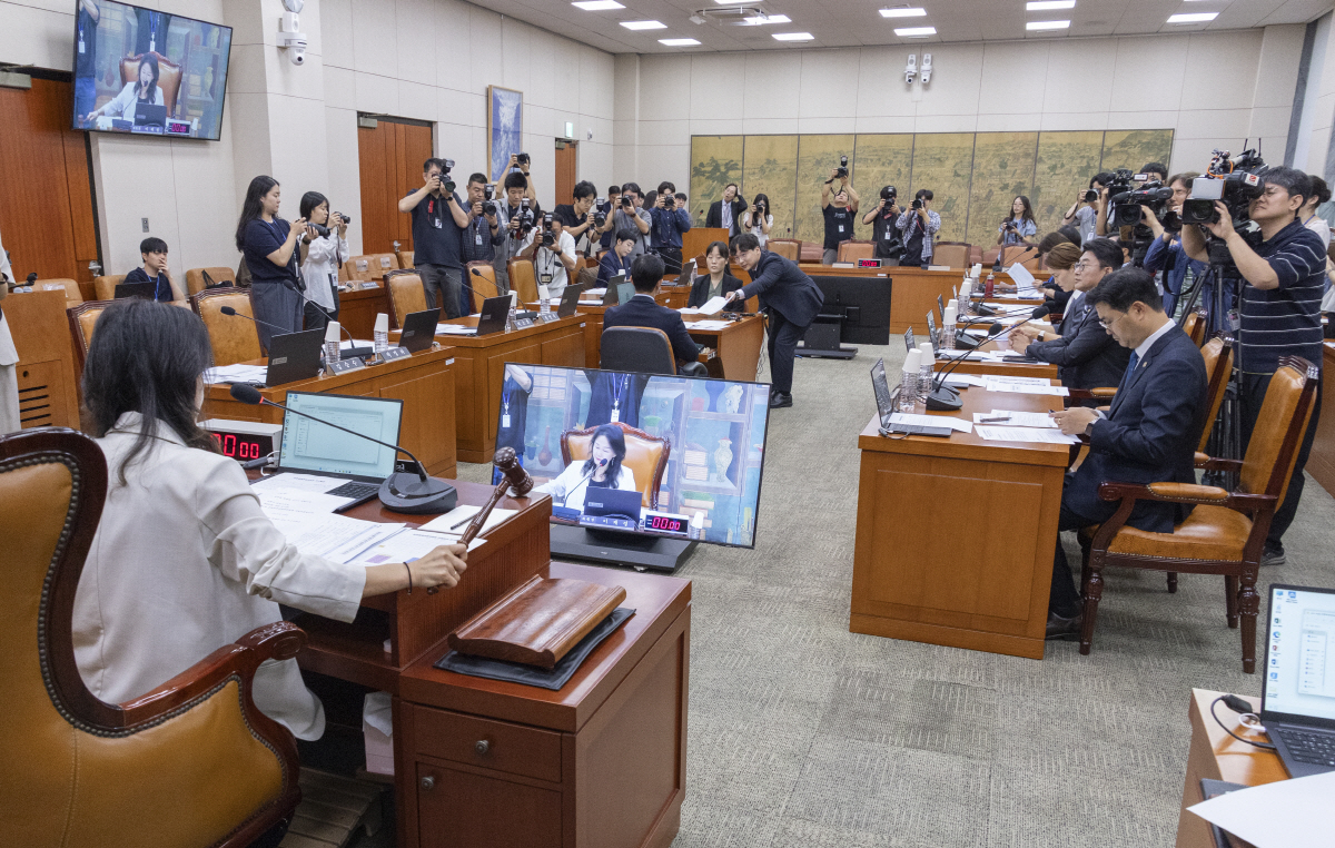 국회 문화체육관광위, 22대 하반기 국회 첫 전체 회의 (서울=연합뉴스) 황광모 기자 = 국회 문화체육관광위원회 위원장인 더불어민주당 이재정 의원이 9일 22대 하반기 국회 원 구성 뒤 처음으로 열린 문체위 전체 회의에서 '대한축구협회 현안 관련 청문회 실시계획서 채택의 건'을 상정하고 있다. 2026.7.9