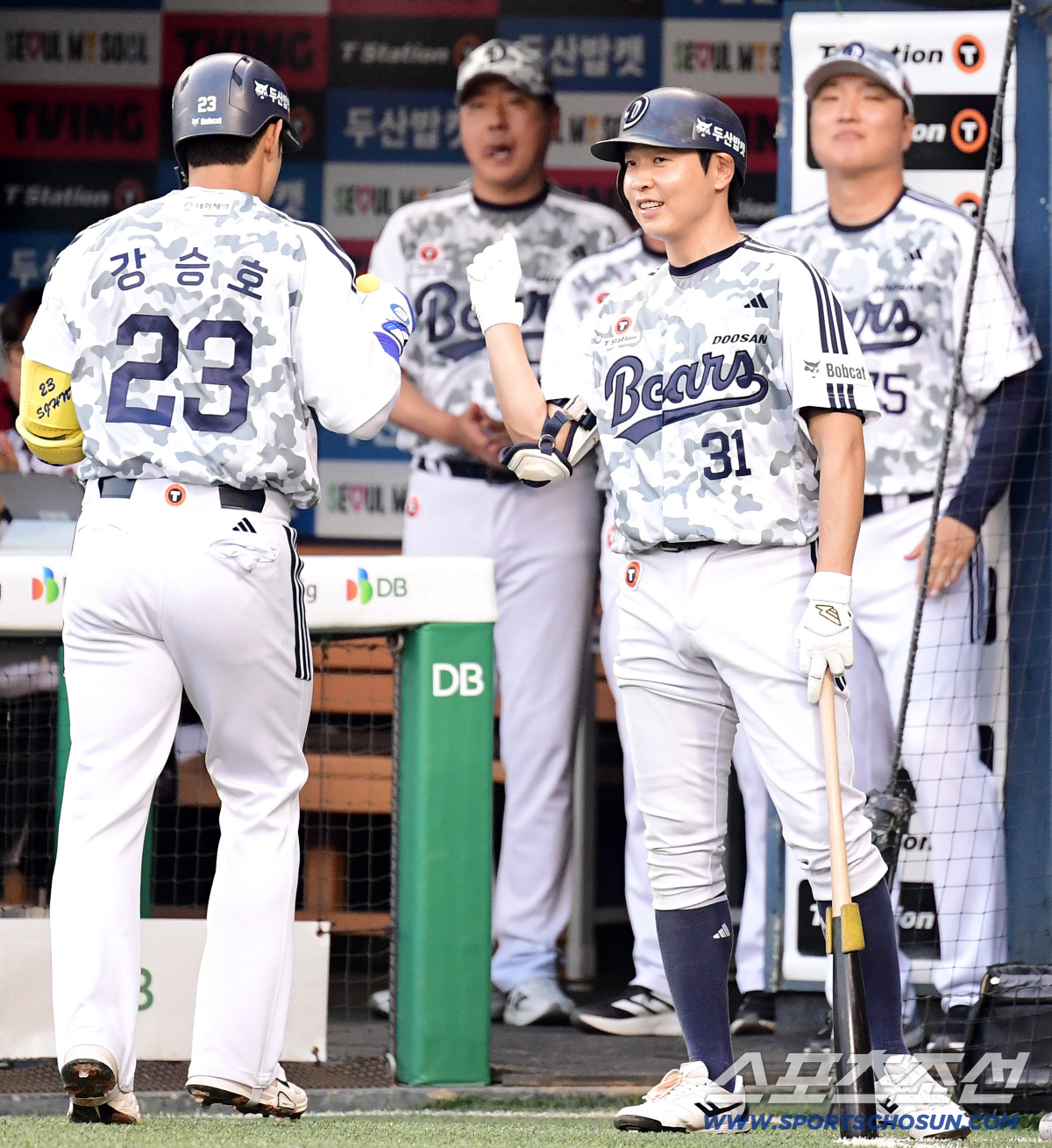 2일 잠실구장에서 열린 두산과 한화의 경기. 3회 선제 솔로홈런 날린 두산 강승호. 잠실=송정헌 기자 songs@sportschosun.com/2026.06.02/
