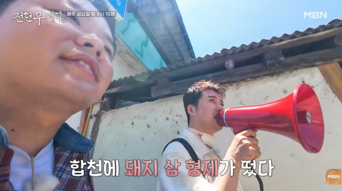 Jun Hyun-moo, Who Appears on 11 Regular Shows, Continues Filming with Neck Brace and Megaphone as His Condition Raises Concern