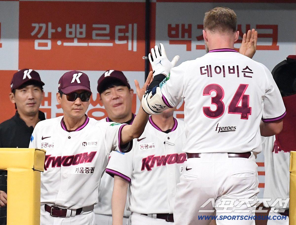 21일 고척돔에서 열린 KBO리그 삼성과 키움의 주중 3연전 첫 번째 경기. 5회말 키움 데이비슨이 투런홈런을 날렸다. 설종진 감독과 하이파이브를 나누고 있는 데이비슨. 고척=송정헌 기자 songs@sportschosun.com/2026.07.21/