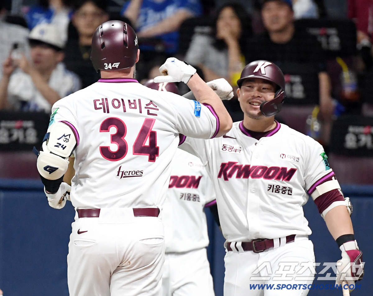 21일 고척돔에서 열린 KBO리그 삼성과 키움의 주중 3연전 첫 번째 경기. 5회말 키움 데이비슨이 투런홈런을 날렸다. 히우라와 하이파이브를 나누고 있는 데이비슨. 고척=송정헌 기자 songs@sportschosun.com/2026.07.21/